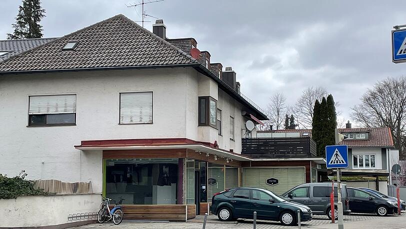 Seit Ende 2022 sind auch hier die Lichter aus: das ehemalige "Ados Feine Kost" am Mühlerweg. Das ganze Haus soll abgerissen werden. Seit Ende 2022 sind auch hier die Lichter aus: das ehemalige "Ados Feine Kost" am Mühlerweg. Das ganze Haus soll abgerissen werden.