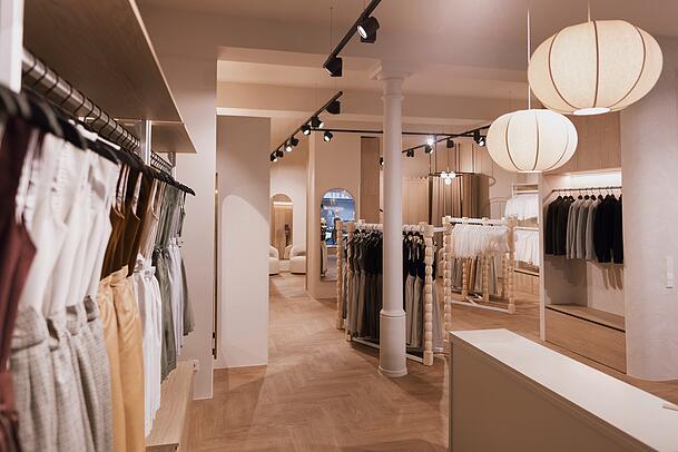 Das Interior ist reduziert. Die Inhaber arbeiteten bei der Renovierung mit lokalen Handwerkern. Das Interior ist reduziert. Die Inhaber arbeiteten bei der Renovierung mit lokalen Handwerkern.