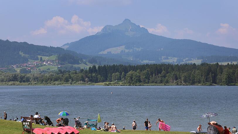 Bei Temperaturen bis zu 36 Grad lässt es sich am besten am Wasser aushalten - doch die Sonnenbrandgefahr ist hoch.