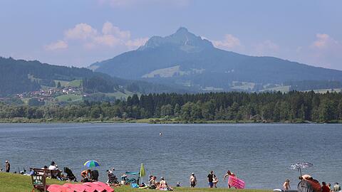 Bei Temperaturen bis zu 36 Grad lässt es sich am besten am Wasser aushalten - doch die Sonnenbrandgefahr ist hoch.