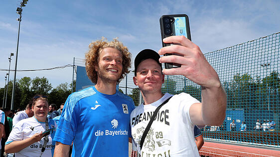Jesper Verlaat nimmt sich nach dem Training Zeit für die Fans.