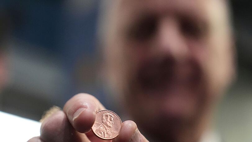 US-Schatzmeister Brandon Beach hält einen der letzten in der US-Münzanstalt in Philadelphia gepressten Pennys in die Kamera. US-Schatzmeister Brandon Beach hält einen der letzten in der US-Münzanstalt in Philadelphia gepressten Pennys in die Kamera.