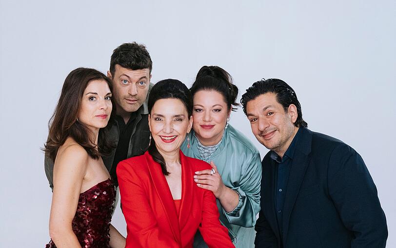 Um sie dreht sich in den Jubiläumswochen alles, von links: Gabriella Perez (Bianca Hein), Ben Steinkamp (Jörg Rohde), Simone Steinkamp (Tatjana Clasing), Vanessa Steinkamp (Julia Augustin) und Maximilian Graf von Altenburg (Francisco Medina). Um sie dreht sich in den Jubiläumswochen alles, von links: Gabriella Perez (Bianca Hein), Ben Steinkamp (Jörg Rohde), Simone Steinkamp (Tatjana Clasing), Vanessa Steinkamp (Julia Augustin) und Maximilian Graf von Altenburg (Francisco Medina).