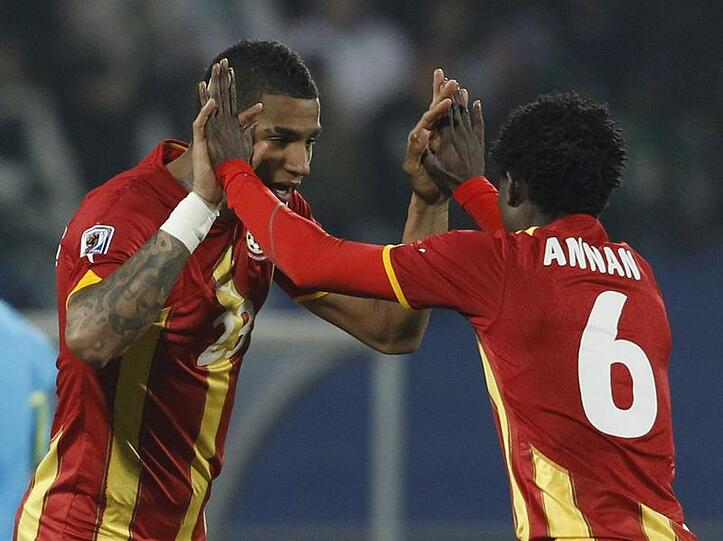 Kevin Prince Boateng (l) jubelt mit Anthony Annan über das 1:0 für Ghana.