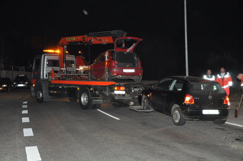 Beim Einfahren in die Kreuzung missachtete ein Fahrer die Vorfahrtsregeln. Sein Auto wurde von zwei weiteren gerammt und durch die Luft geschleudert.