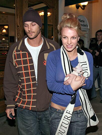 Noch vor ein paar Jahren, traf US-Sängerin Britney Spears eine falsche Entscheidung nach der anderen: Falscher Mann, falscher Hund, kurze Zeit später dann auch der falsche Haarschnitt. Ein Glück ändern sich Zeiten und Geschmäcker!
