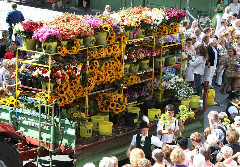 Der Gärtnerjahrtag geht auf ein Gelübde nach der Pestzeit im 17. Jahrhundert zurück. Bis heute wird es bei der heiligen Gertrud von Nivelles, der Schutzpatronin der Gärtner abgelegt. Das Gärtnerfest gehört mit Metzgersprung und Schäfflertanz zu den ältesten Brauchtümern der Stadt München.