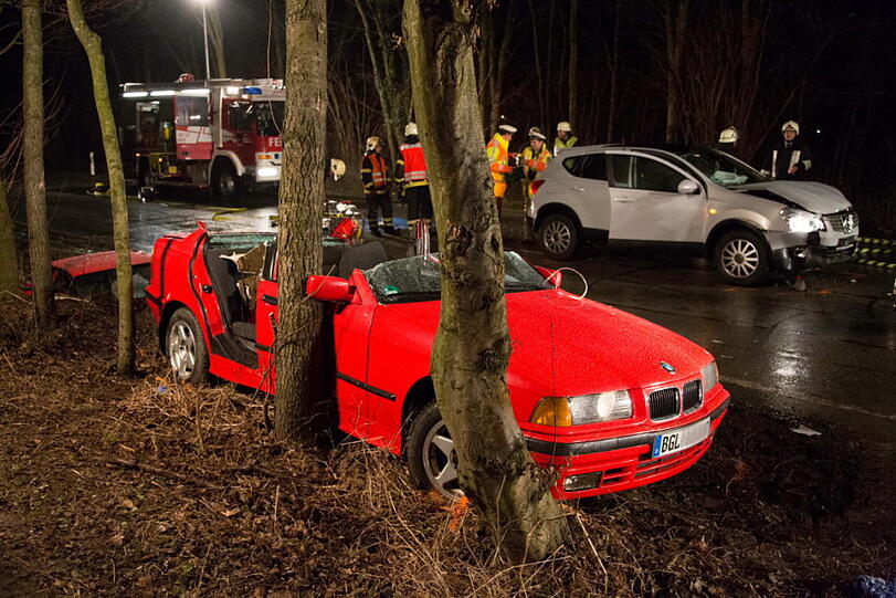 Wendemanöver mit schlimmen Folgen: Ein Auto auf der B20 bei Freilassing bemerkt zu spät, dass der BMW vor ihm wenden will. Es kommt zum Crash; der BMW-Fahrer wird schwer verletzt.