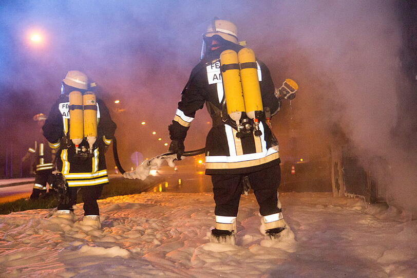 Die Feuerwehr musste einen brennenden Fleischanhänger mit Schaum löschen. Hier die Bilder vom Brand.
