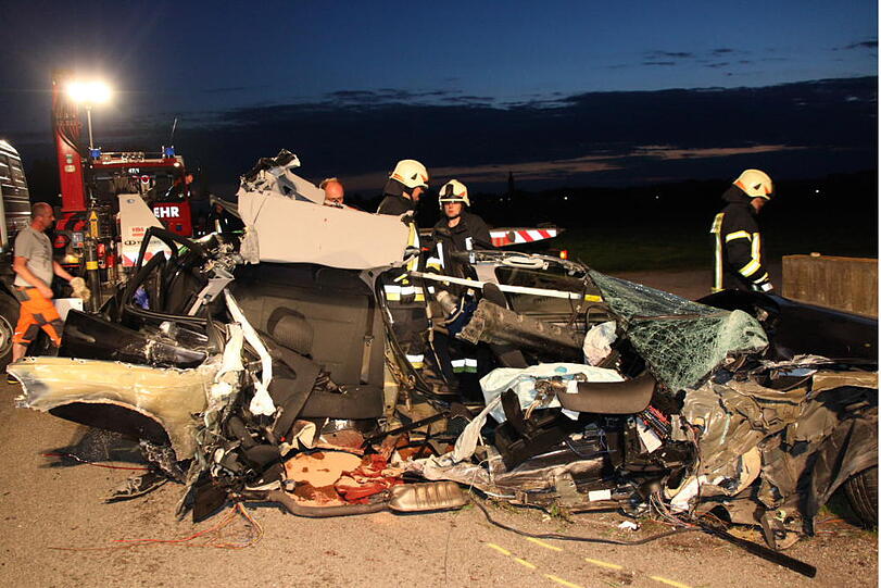 Unfall mit tödlichem Ausgang im Landkreis Mühldorf. Die Bilder vom Horror-Crash.