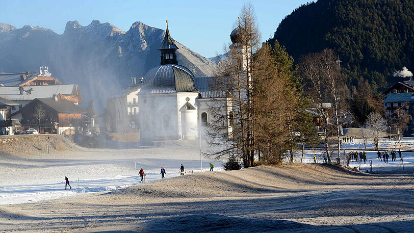 Auch die Langläufer - wie hier im Tiroler Skiort Seefeld - gewöhnen sich langsam an das Grün um sie herum.