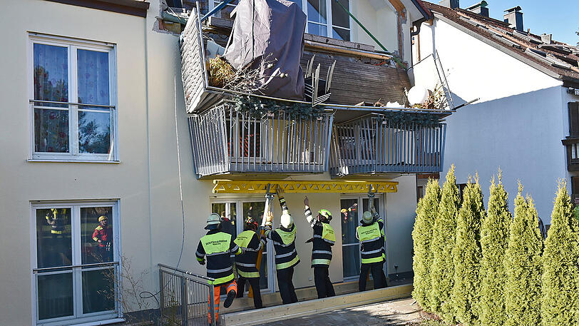 Im zweiten Stock eines Mehrfamilienhauses ist ein Balkon abgebrochen.
