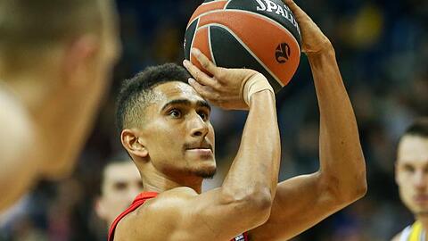 Maodo Lo wirft einen Ball auf den Korb. Foto: Andreas Gora/dpa/Archivbild