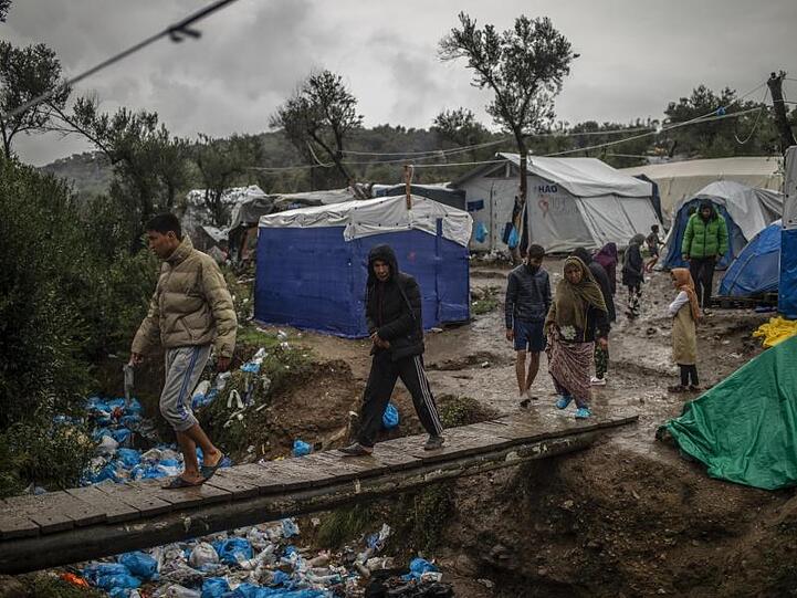 In und um das Lager von Moria auf der Insel Lesbos leben mehr als 18.000 Menschen - bei einer Aufnahmekapazität von rund 2850.