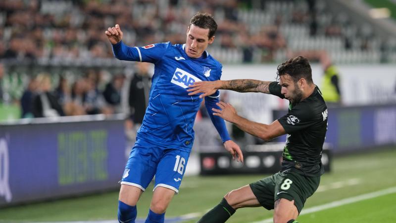Wolfsburgs Renato Steffen (r) und Hoffenheims Sebastian Rudy kämpfen um den Ball. Wolfsburgs Renato Steffen (r) und Hoffenheims Sebastian Rudy kämpfen um den Ball.