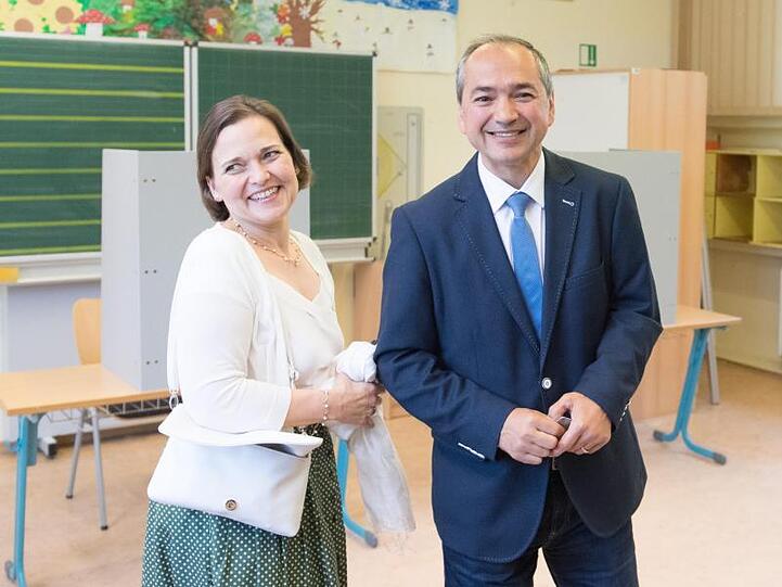 Er wird neuer Görlitzer OB: Octavian Ursu (CDU) neben seiner Frau Désirée in einem Wahllokal.