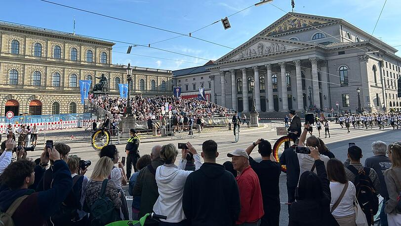 Am ersten Wiesn-Sonntag findet traditionell der Trachtenumzug statt.