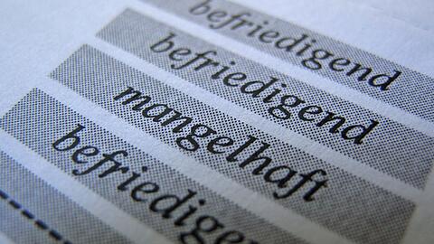 Bei zu vielen Fünfern oder gar Sechsern muss die Klasse wiederholt werden. (Symbolbild)