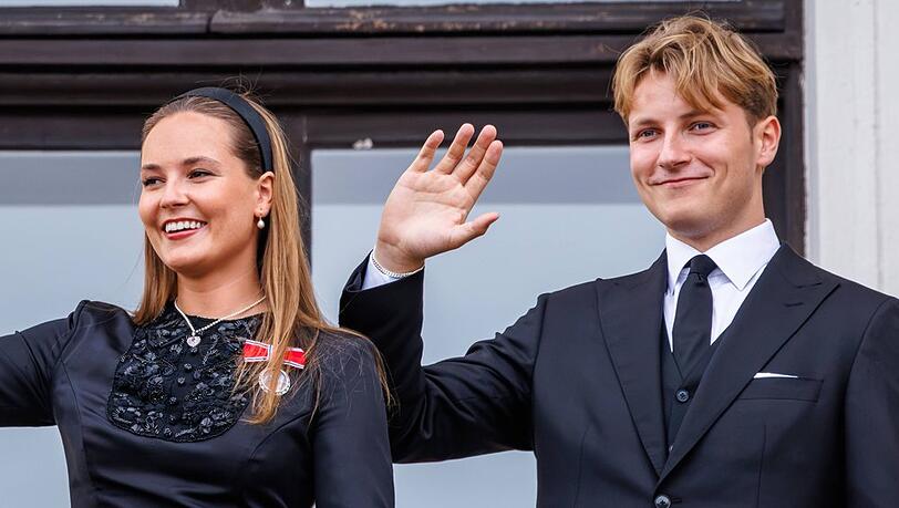 Nach dem Abschied von K&ouml;nig Harald zeigte sich Prinz Sverre Magnus gemeinsam mit seiner Schwester, Kronprinzessin Ingrid Alexandra, auf dem Balkon des Osloer Schlosses.