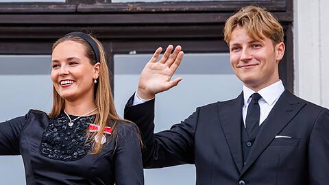 Nach dem Abschied von K&ouml;nig Harald zeigte sich Prinz Sverre Magnus gemeinsam mit seiner Schwester, Kronprinzessin Ingrid Alexandra, auf dem Balkon des Osloer Schlosses.