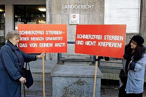 Vor dem Gerichtsgebäude fand eine Demonstration für die Angeklagte statt.