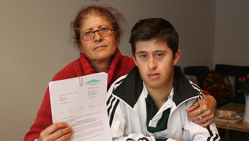 Sie hatten sich so auf die Kur gefreut: Weil Deniz an Down-Syndrom leidet, wurde Mama Saniye Kocak von der Kurpflalz-Klinik ausgeladen. Sie hatten sich so auf die Kur gefreut: Weil Deniz an Down-Syndrom leidet, wurde Mama Saniye Kocak von der Kurpflalz-Klinik ausgeladen.