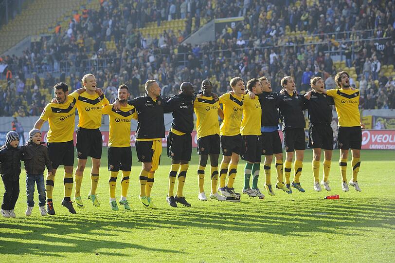 Dresdens Spieler feiern den Sieg gegen den KSC. Das Spiel endete 5:1.