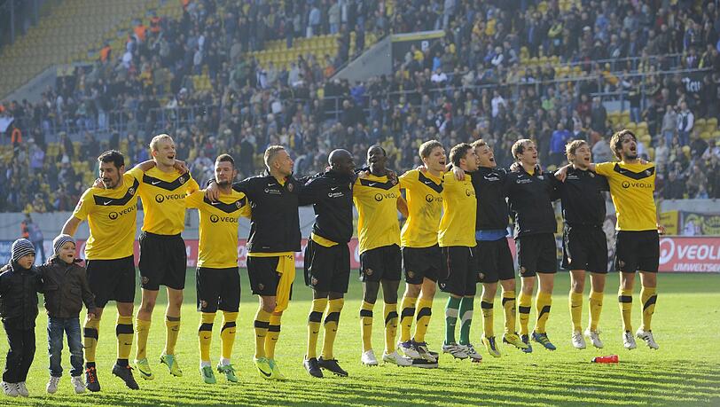 Dresdens Spieler feiern den Sieg gegen den KSC. Das Spiel endete 5:1. Dresdens Spieler feiern den Sieg gegen den KSC. Das Spiel endete 5:1.