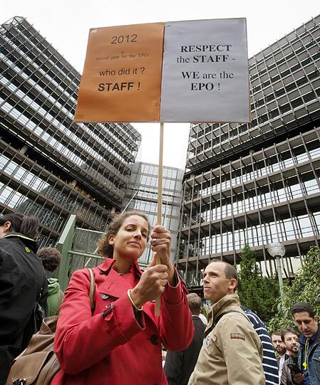 Mitarbeiter des Europäischen Patentamtes (EPA) demonstrieren am 26.06.2013 vor dem Europäischem Patentamt in München auf ihrer Versammlung mit Plakaten für Rede und Vereinigungsfreiheit.