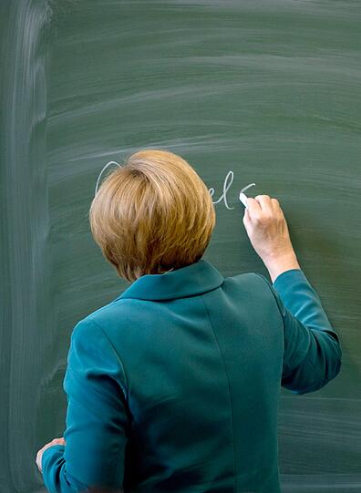 "Guten Morgen Frau Merkel" - Die Kanzlerin als Aushilfslehrerin in Berlin. Die Bilder!