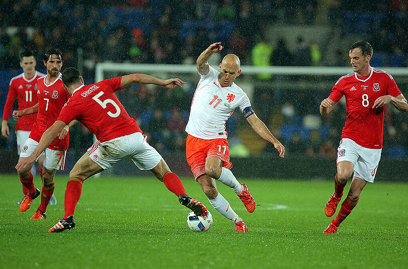 13. November 2015: Robbens vorerst letzter Auftritt für die niederländische Nationalmannschaft. Beim 3:2-Erfolg seiner Mannschaft gegen Wales erzielte der Bayern-Spieler zwei Tore.