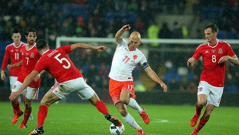 13. November 2015: Robbens vorerst letzter Auftritt für die niederländische Nationalmannschaft. Beim 3:2-Erfolg seiner Mannschaft gegen Wales erzielte der Bayern-Spieler zwei Tore. 13. November 2015: Robbens vorerst letzter Auftritt für die niederländische Nationalmannschaft. Beim 3:2-Erfolg seiner Mannschaft gegen Wales erzielte der Bayern-Spieler zwei Tore.