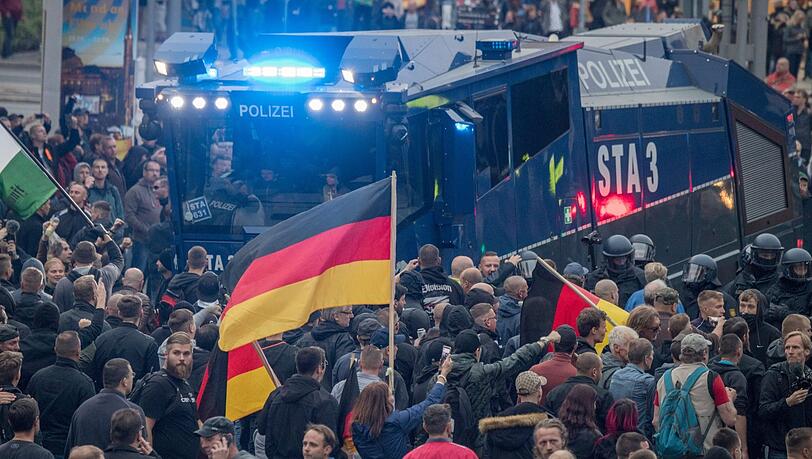 1. September: Teilnehmer der Demonstration von AfD und dem ausländerfeindlichen Bündnis Pegida, der sich auch die Teilnehmer der Kundgebung der rechtspopulistischen Bürgerbewegung Pro Chemnitz angeschlossen haben, umlagern einen Wasserwerfer der Polizei. 1. September: Teilnehmer der Demonstration von AfD und dem ausländerfeindlichen Bündnis Pegida, der sich auch die Teilnehmer der Kundgebung der rechtspopulistischen Bürgerbewegung Pro Chemnitz angeschlossen haben, umlagern einen Wasserwerfer der Polizei.