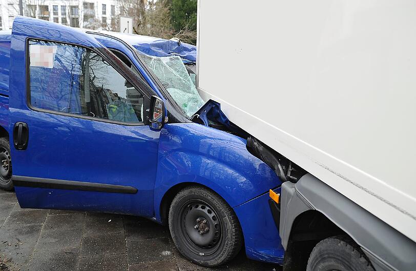 Der Kleintransporter raste in den Möbel-LKW.