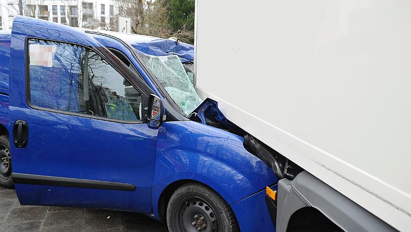 Der Kleintransporter raste in den Möbel-LKW. Der Kleintransporter raste in den Möbel-LKW.