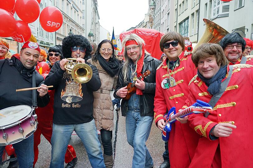 Kalt war's, aber lustig: So feierten die Damischen Ritter ihren Faschingsumzug in der Innenstadt. Hier die SPD Fraktion mit Claudia Tausend... Die Bilder zum Durchklicken.
