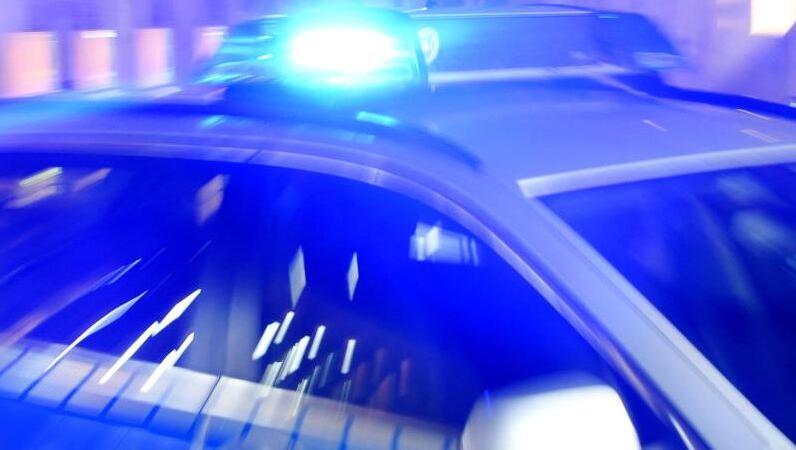 Ein Streifenwagen der Polizei steht mit eingeschaltetem Blaulicht auf der Straße. Foto: Carsten Rehder/dpa/Illustration Ein Streifenwagen der Polizei steht mit eingeschaltetem Blaulicht auf der Straße. Foto: Carsten Rehder/dpa/Illustration