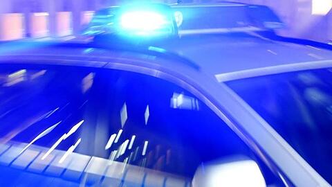 Ein Streifenwagen der Polizei steht mit eingeschaltetem Blaulicht auf der Straße. Foto: Carsten Rehder/dpa/Illustration