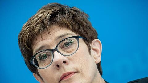 CDU-Chefin Annegret Kramp-Karrenbauer: "So wie ich die AfD im Moment betrachte, kann ich mir nicht vorstellen, dass es jemals eine Zusammenarbeit mit dieser Partei geben kann."