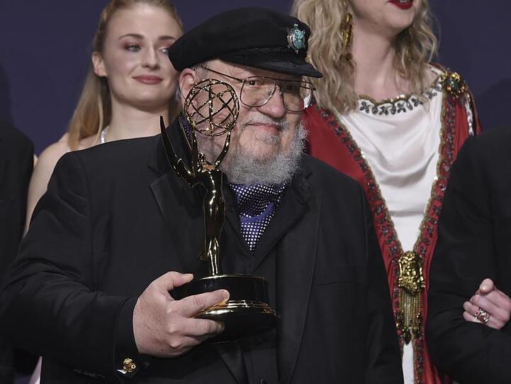"Game of Thrones"-Schöpfer George R. R. Martin mit seinem Emmy für die "Beste Drama-Serie".
