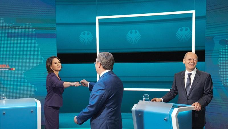 Die Kanzlerkandidaten Armin Laschet (M), Annalena Baerbock und Olaf Scholz vor der Sendung im TV-Studio in Berlin-Adlershof.