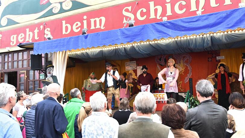 Bald wieder in diesem Theater: "Hinrichtung eines lebenden Menschen mittels Guillotine." Bald wieder in diesem Theater: "Hinrichtung eines lebenden Menschen mittels Guillotine."