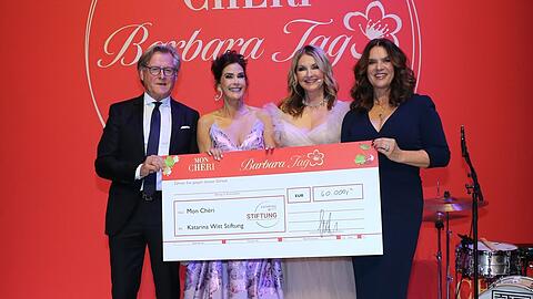 Hollywood-Star Teri Hatcher (2.v.l.) überreichte Katarina Witt (r.) im Beisein von Ferrero-Geschäftsführer Volkmar Schwenk (l.) und Moderatorin Frauke Ludowig (2.v.r.) einen Scheck für ihre Stiftung.