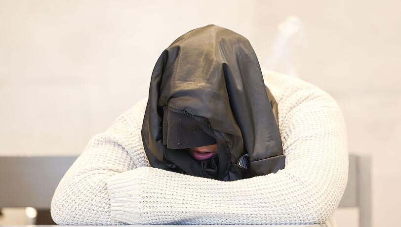 Die Staatsanwaltschaft wirft der 19-J&auml;hrigen vor, den Jugendlichen an einer Bushaltestelle in der N&auml;he des Brombachsees in Mittelfranken mit einem Taschenmesser erstochen zu haben. (Archivbild)