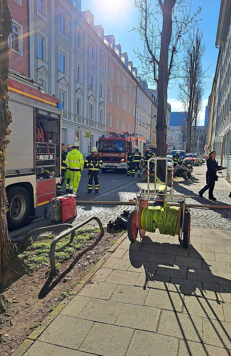 Der Rettungsdienst betreute etwa 20 Personen, eine Mitarbeiterin musste vorsorglich ins Krankenhaus. Der Rettungsdienst betreute etwa 20 Personen, eine Mitarbeiterin musste vorsorglich ins Krankenhaus.
