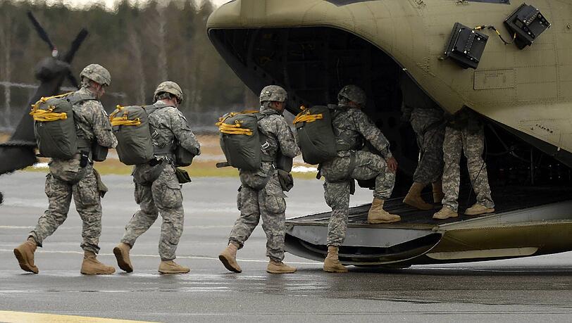 Angeh&ouml;rige der US-Armee steigen f&uuml;r eine &Uuml;bung in eine Maschine, die vom Milit&auml;r-Truppen&uuml;bungsplatz Grafenw&ouml;hr abhebt.