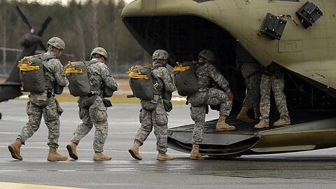 Angeh&ouml;rige der US-Armee steigen f&uuml;r eine &Uuml;bung in eine Maschine, die vom Milit&auml;r-Truppen&uuml;bungsplatz Grafenw&ouml;hr abhebt.