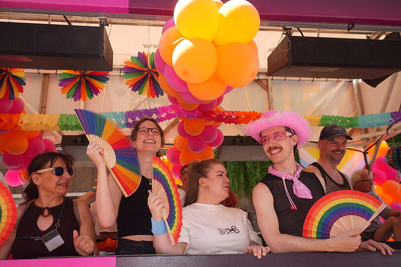 Feiernde beim CSD.