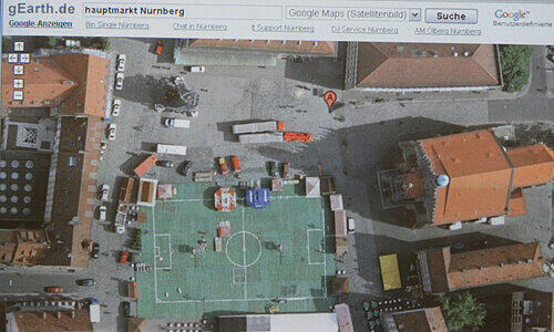 So sieht der &bdquo;Google Earth&ldquo;-Nutzer den Nürnberger Hauptmarkt: mit dem WM-Spielfeld und dem mit Stadionsitzen verkleideten Schönen Brunnen.