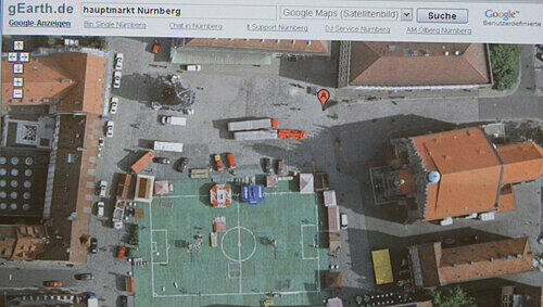 So sieht der „Google Earth“-Nutzer den Nürnberger Hauptmarkt: mit dem WM-Spielfeld und dem mit Stadionsitzen verkleideten Schönen Brunnen. So sieht der „Google Earth“-Nutzer den Nürnberger Hauptmarkt: mit dem WM-Spielfeld und dem mit Stadionsitzen verkleideten Schönen Brunnen.